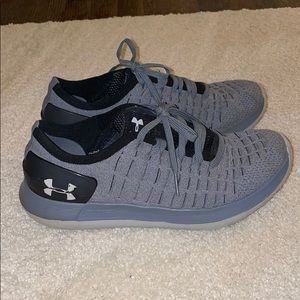 Gray under armor tennis shoes
